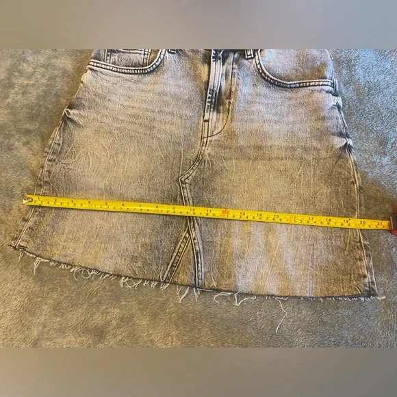 NWOT! GUESS Denim skirts Sz 28 - Picture 16 of 17